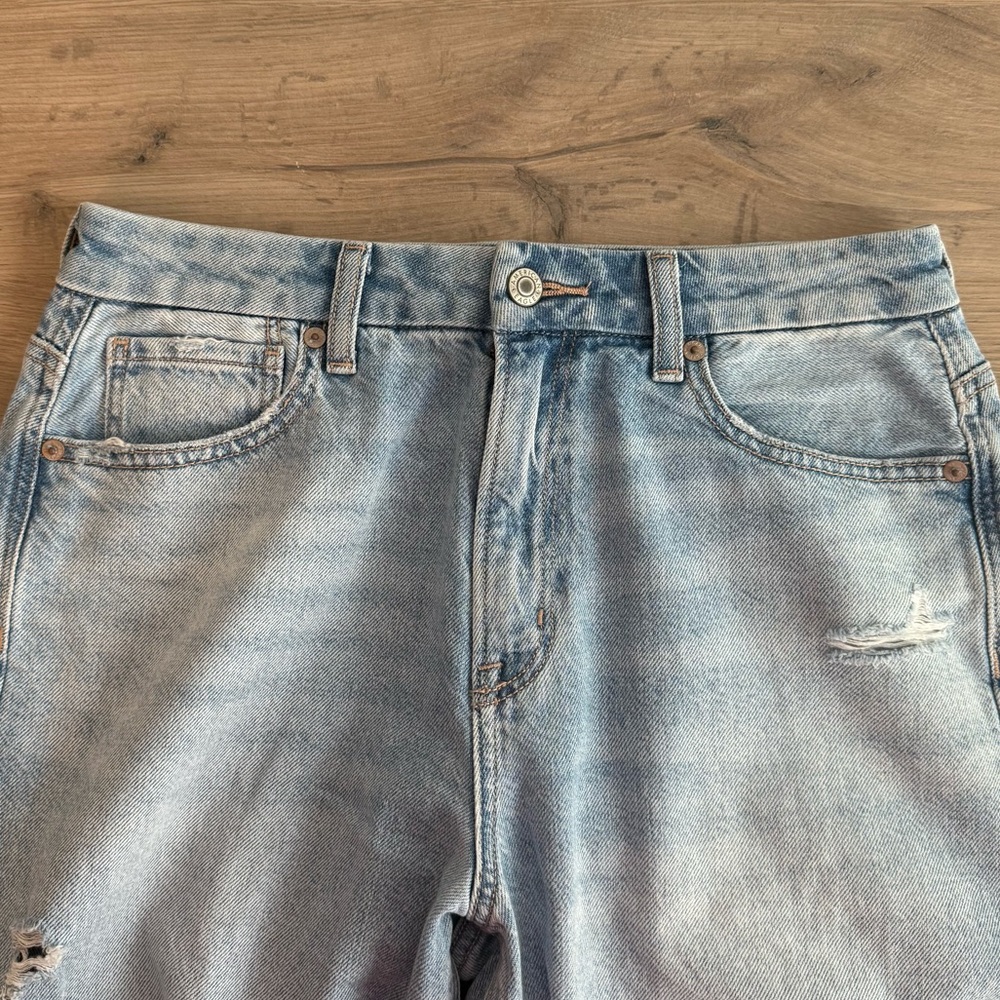 American Eagle Outfitters Light Blue Distressed Curvy Mom Jeans Sz 6 - Picture 3 of 8